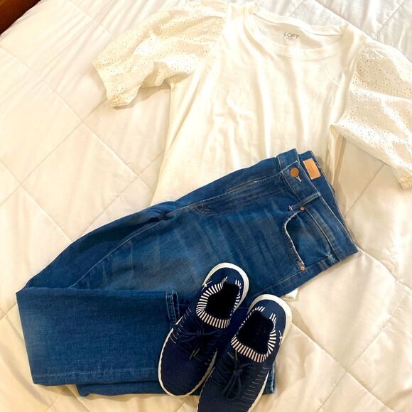 Puff eyelet sleeve loft top - Picture 2 of 7